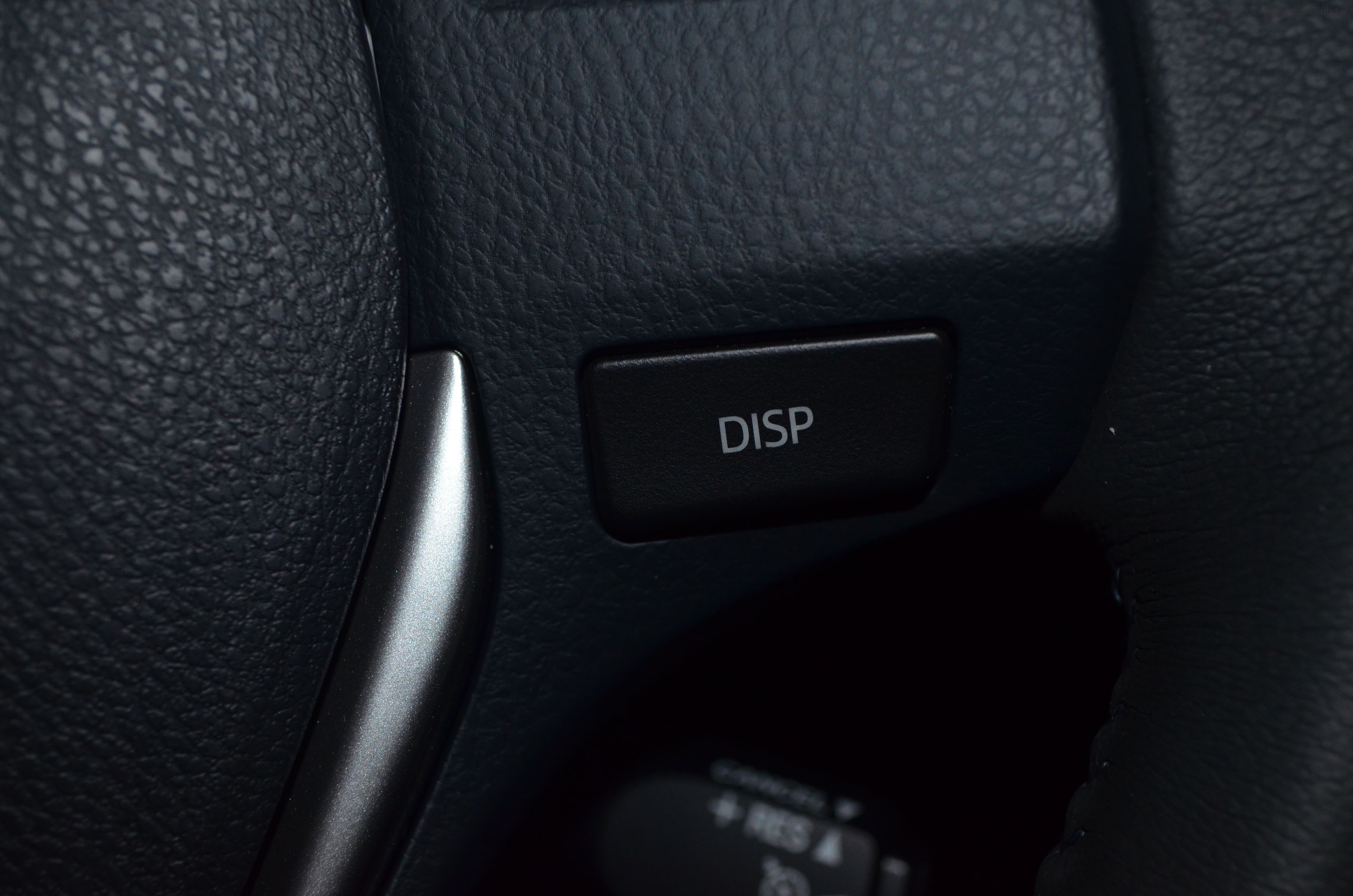方向盤右Disp按鈕，儀表板的旅程電腦，與儀表版左邊的按鈕同功能 