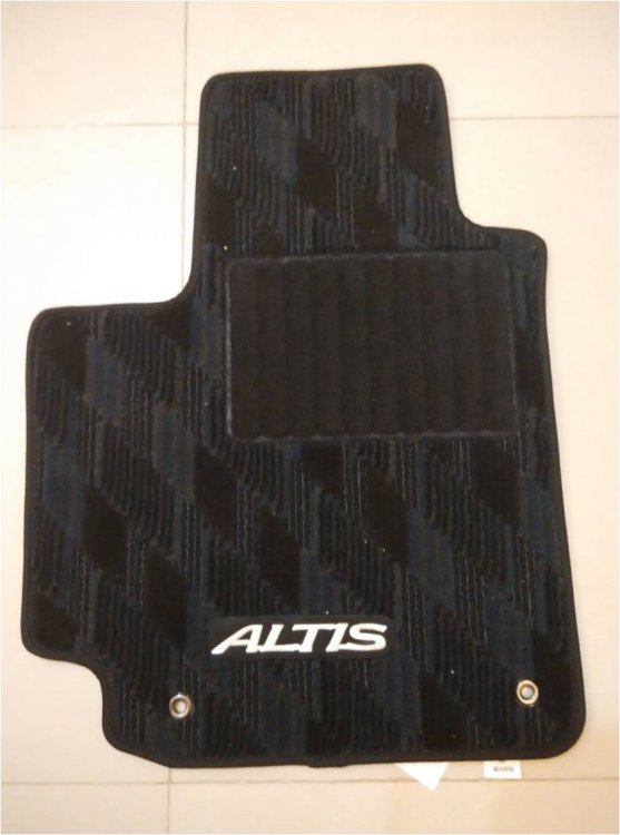 Altis 10.5 原廠腳踏墊，原廠檔泥板